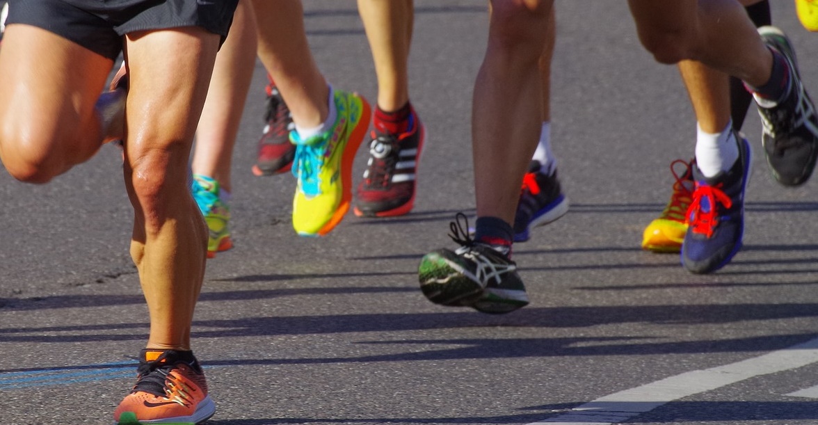 legs running marathon